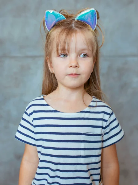 白人可爱可爱可爱的小女孩与长金发在条纹T恤和猫的耳朵 — 图库照片