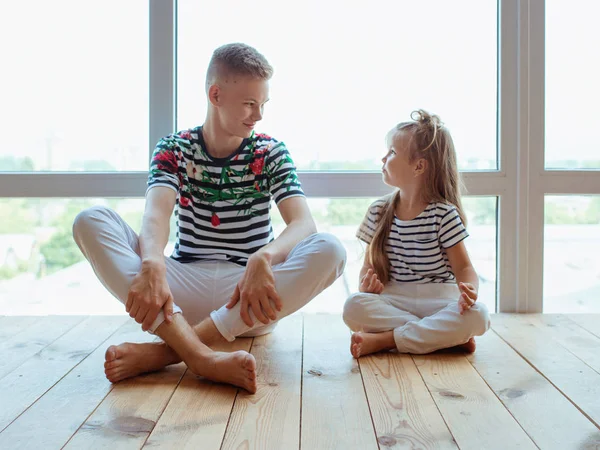 Kaukasiska Syskon Bror Och Syster Som Gör Yoga Hemma Vid — Stockfoto