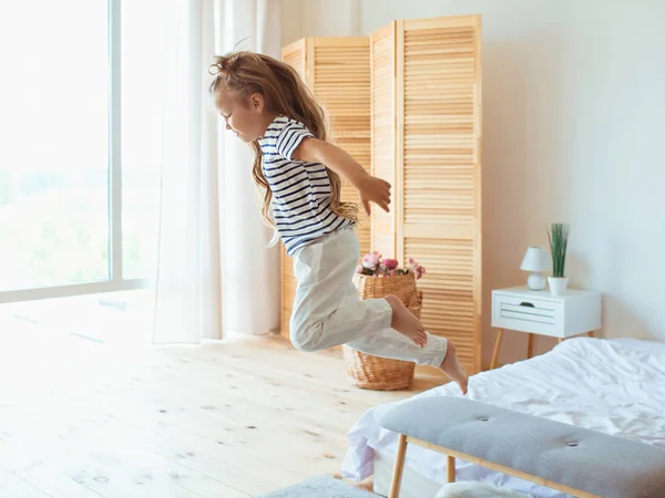 Den Lilla Kaukasiska Flickan Hoppar Upp Sängen Sovrummet Lycka Kraft — Stockfoto
