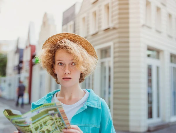 Рыжая Молодая Женщина Путешествует Западной Европе Использует Бумажную Карту Неизвестном — стоковое фото