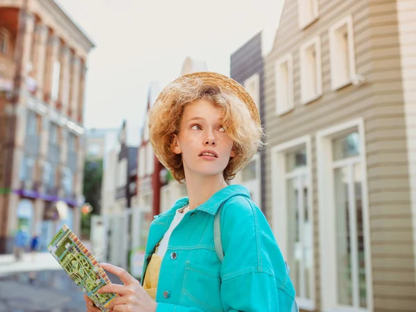 Jovem Ruiva Viajar Sobre Europa Ocidental Usando Mapa Papel Cidade — Fotografia de Stock