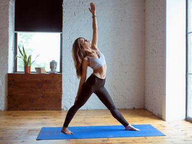 Spor giyimli, farklı yoga kıyafetleri içinde genç ve formda bir kadın. Yoga ve spor konsepti