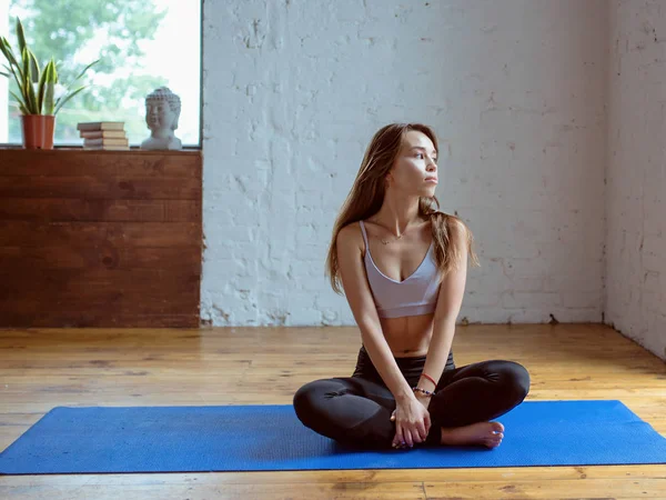 Mujer Joven Forma Ropa Deportiva Diferentes Asanas Yoga Interior Yoga — Foto de Stock