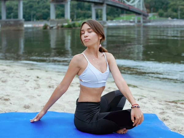 Mujer Joven Forma Ropa Deportiva Diferentes Asanas Yoga Aire Libre —  Fotos de Stock