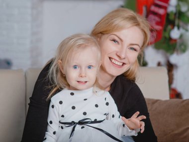 Mutlu Kafkas anne ve küçük kızı (çocuklu kadın) evde noel ağacının yanında. Noel, Noel ve Yeni Yıl Konsepti