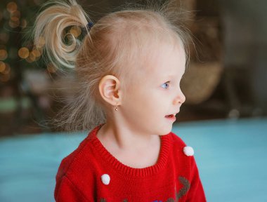 Noel ağacının yanındaki mutlu küçük sarışın kız. Noel ve Yeni Yıl Konsepti