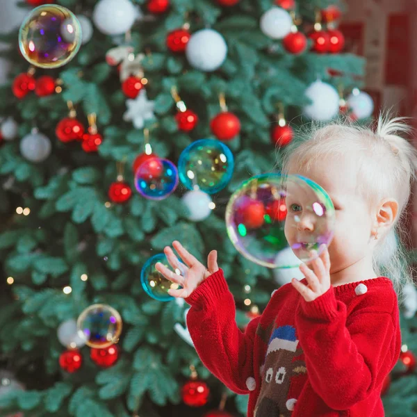 Блондинка Красном Свитере Мыльными Пузырями Рождественской Елки — стоковое фото