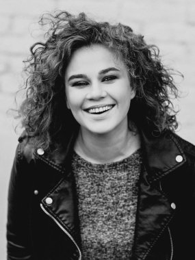 Beyaz tuğlaların arkasında kızıl kıvırcık saçlı güzel bir kadının tek renkli portresi. Film Biçimi