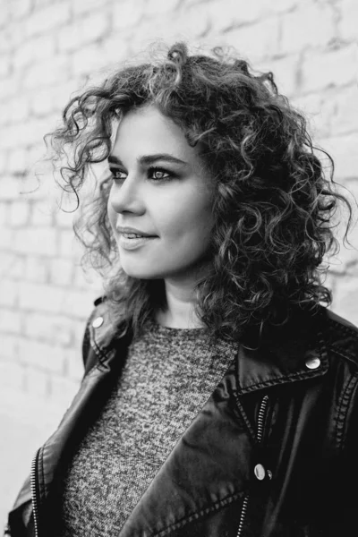 Retrato Monocromo Joven Hermosa Mujer Alegre Con Pelo Rizado Rojo — Foto de Stock