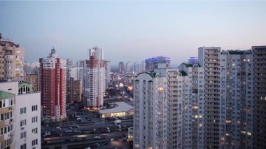 Akşam Ukrayna 'nın Kyiv kentindeki yerleşim bölgesinde gün batımı. Şehir manzarası
