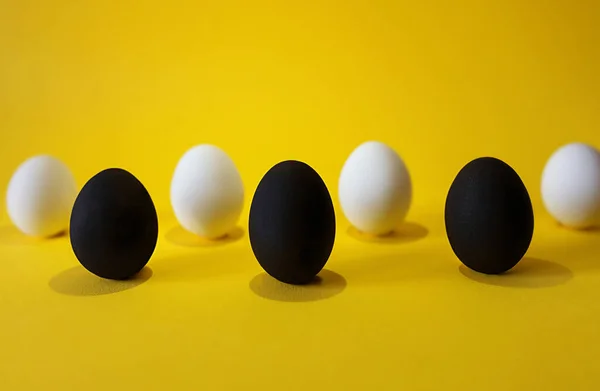 Huevos Blancos Negros Sobre Fondo Amarillo Las Vidas Los Negros — Foto de Stock
