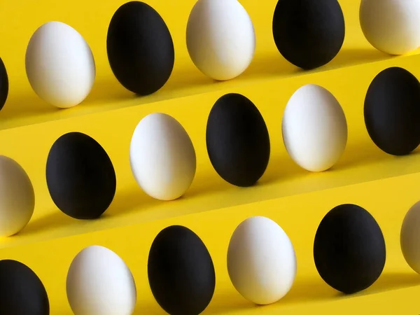 Huevos Blancos Negros Sobre Fondo Amarillo Las Vidas Los Negros — Foto de Stock