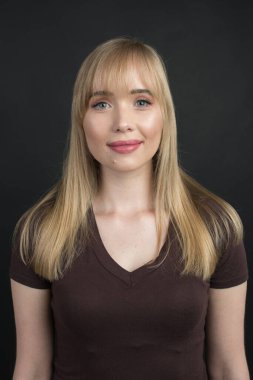 farklı profesyonel stüdyo ışıklandırma şemaları. Model, poz, modellik, çekim konsepti. 