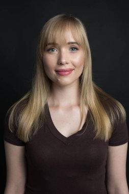 farklı profesyonel stüdyo ışıklandırma şemaları. Model, poz, modellik, çekim konsepti. 