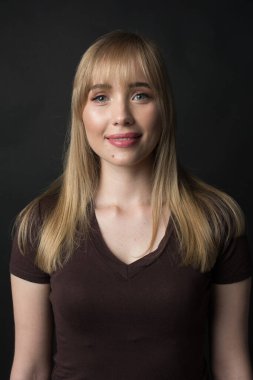 farklı profesyonel stüdyo ışıklandırma şemaları. Model, poz, modellik, çekim konsepti. 