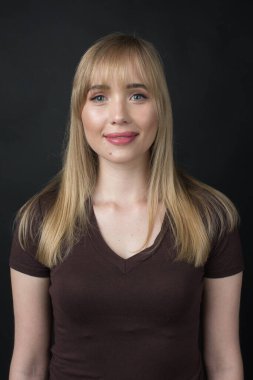 farklı profesyonel stüdyo ışıklandırma şemaları. Model, poz, modellik, çekim konsepti. 