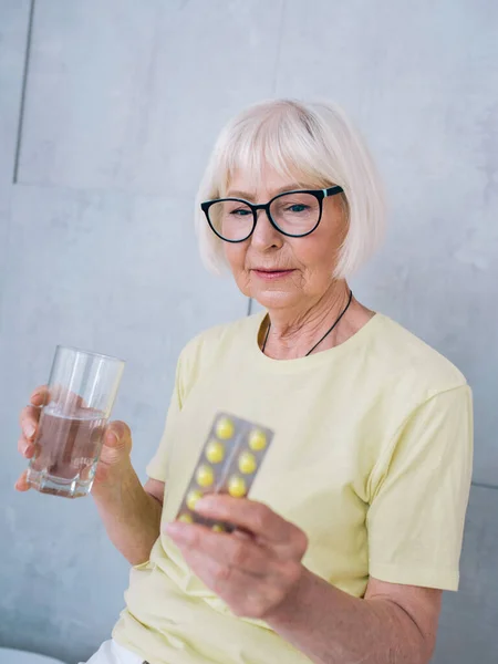 Пожилая Женщина Очках Лекарствами Таблетками Стаканом Воды Возраст Здравоохранение Концепция — стоковое фото