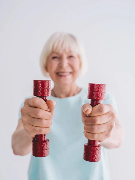 Vieja Mujer Alegre Haciendo Deportes Con Pesas Edad Deportes Concepto — Foto de Stock