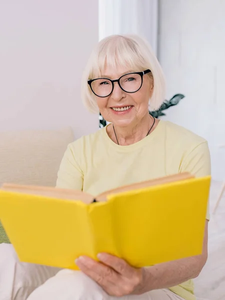 Пожилая Женщина Седыми Волосами Читает Книгу Диване Дома Образование Пенсия — стоковое фото