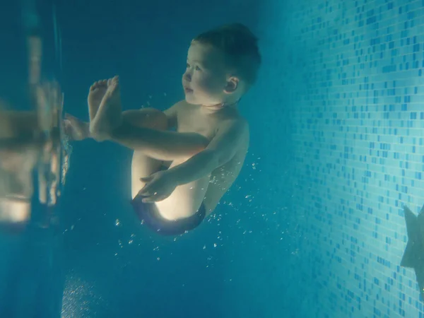 Jeune Garçon Caucasien Sous Eau Dans Piscine — Photo