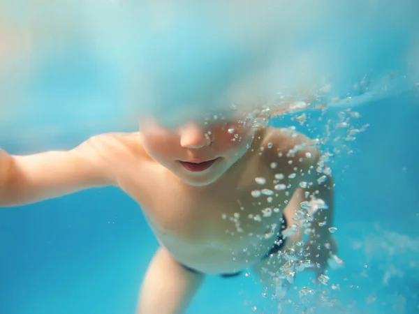 Jeune Garçon Caucasien Sous Eau Dans Piscine — Photo