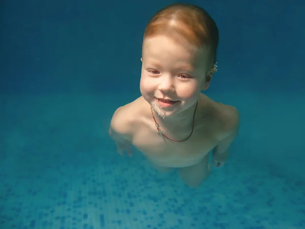 Jeune Garçon Caucasien Sous Eau Dans Piscine — Photo