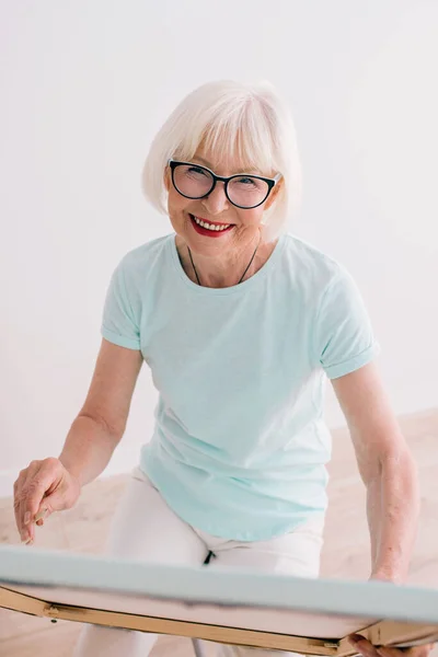 Senior Glad Kvinna Glasögon Med Grått Hår Ritning Med Penna — Stockfoto