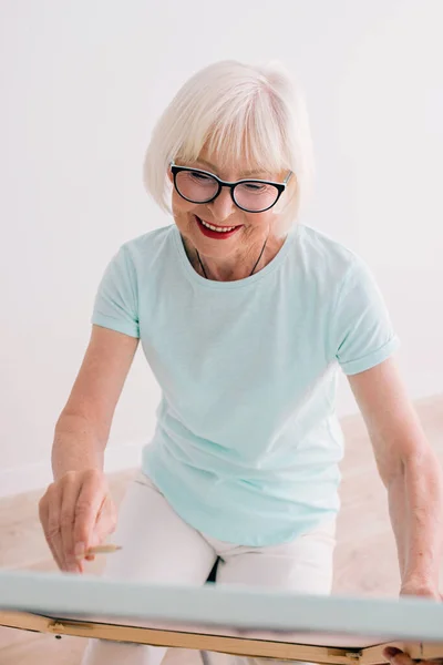 Mulher Alegre Sênior Copos Com Cabelo Grisalho Que Desenha Com — Fotografia de Stock