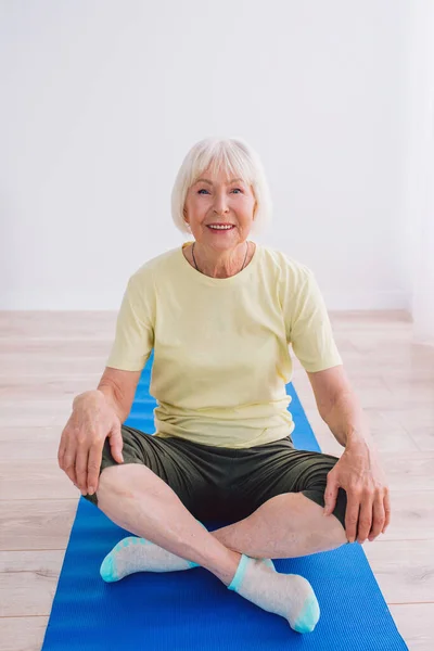 Mujer Mayor Haciendo Yoga Interiores Edad Deporte Concepto Yoga —  Fotos de Stock