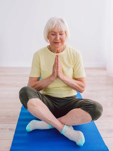 Alta Mujer Alegre Pacífica Haciendo Yoga Interiores Manos Namaste Edad —  Fotos de Stock