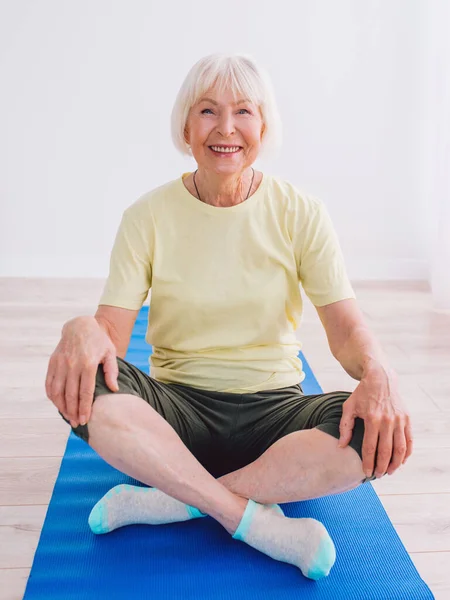 Mujer Mayor Haciendo Yoga Interiores Edad Deporte Concepto Yoga —  Fotos de Stock