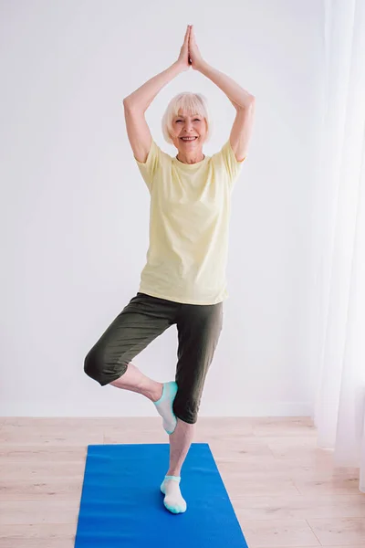 Mujer Mayor Haciendo Yoga Interiores Edad Deporte Concepto Yoga —  Fotos de Stock