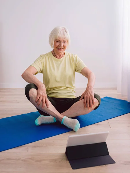 Mujer Mayor Haciendo Yoga Línea Indoor Edad Deporte Tecnología Concepto —  Fotos de Stock