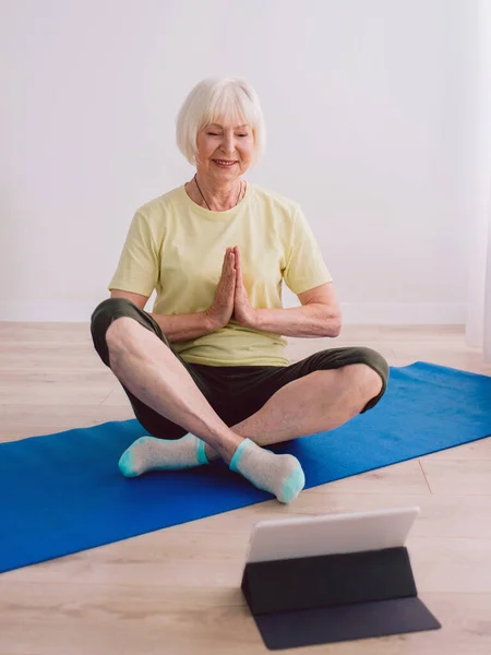 Senior Glad Fridfull Kvinna Gör Yoga Inomhus Nätet Namaste Händer — Stockfoto