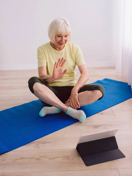 Mujer Mayor Haciendo Yoga Línea Indoor Edad Deporte Tecnología Concepto — Foto de Stock