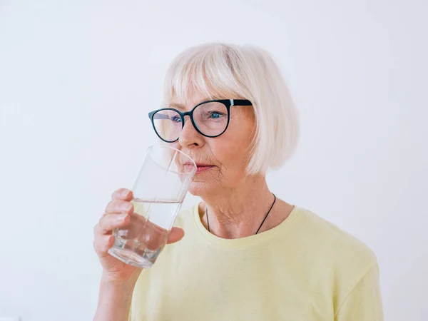Пожилая Женщина Стаканом Воды Питьевой Водой Здоровый Образ Жизни Спорт — стоковое фото