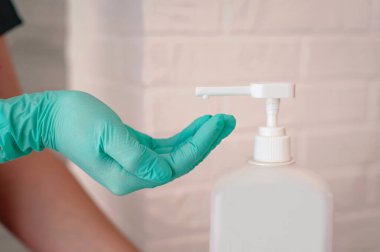 Eller şişeden antiseptik alıyor. Antiseptik şişesi, güvenlik, kabuk, eller, temizlik konsepti