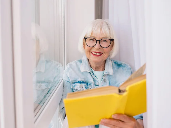 Пожилая Женщина Седыми Волосами Читает Книгу Окна Дома Образование Пенсия — стоковое фото