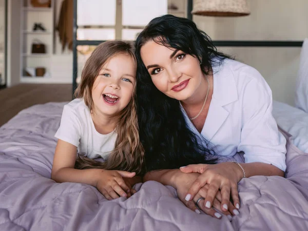 Glad Och Vacker Mor Och Dotter Tillsammans Sovrummet Interiör Familj — Stockfoto