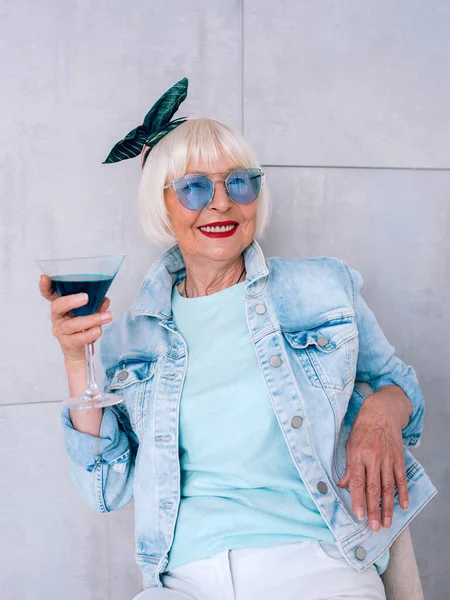 Старшая Старая Стильная Женщина Седыми Волосами Синих Очках Джинсовой Куртке — стоковое фото