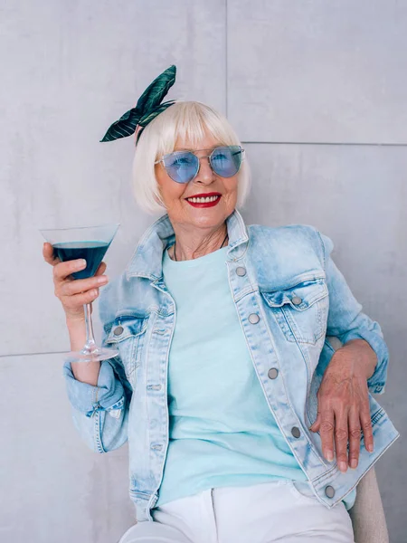 Senior Viejo Mujer Elegante Con Pelo Gris Gafas Azules Chaqueta — Foto de Stock