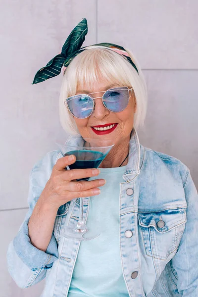 Senior Viejo Mujer Elegante Con Pelo Gris Gafas Azules Chaqueta — Foto de Stock