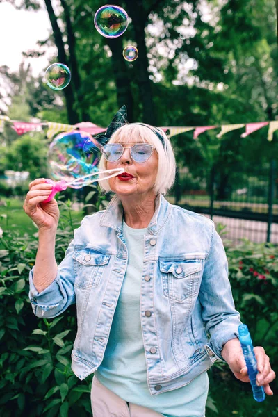 Seniores Velho Mulher Elegante Com Cabelo Grisalho Óculos Azuis Jeans — Fotografia de Stock