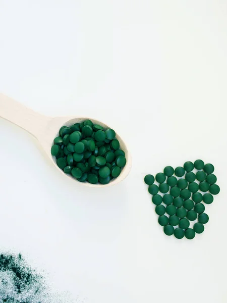 Grön Hawaiian Spirulina Matskedar Piller Trä Sked Och Hjärta Piller — Stockfoto