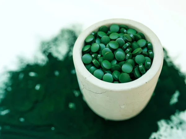 Grön Hawaiian Spirulina Matskedar Piller Och Pulver Ljus Vit Bakgrund — Stockfoto