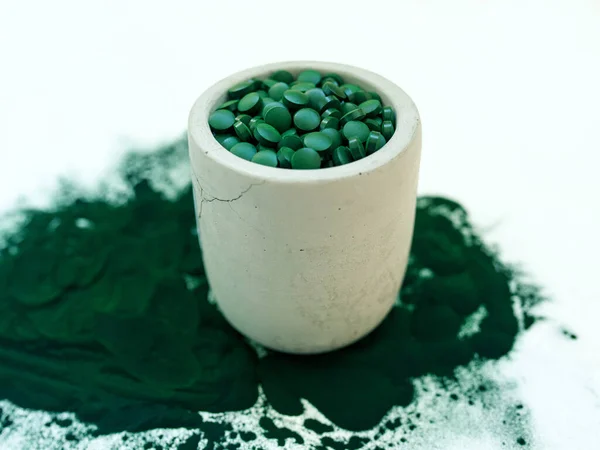 Espirulina Hawaiana Verde Pastillas Cucharadas Polvo Sobre Fondo Blanco Claro — Foto de Stock