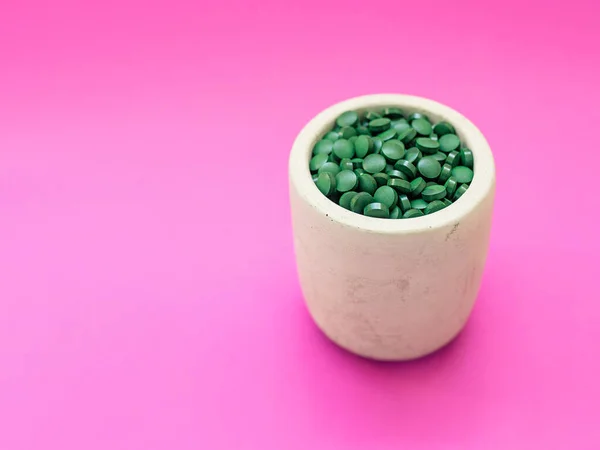 Grön Hawaiian Spirulina Matskedar Piller Rosa Bakgrund Super Mat Hälsosam — Stockfoto
