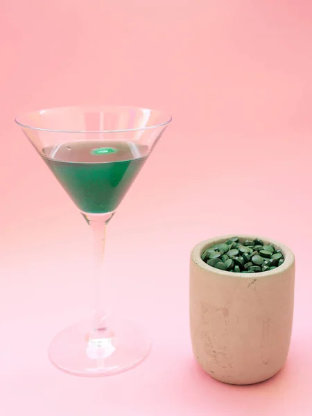 Liquid Spirulina Bevanda Verde Bicchiere Cocktail Pillole Spirulina Sfondo Rosa — Foto Stock