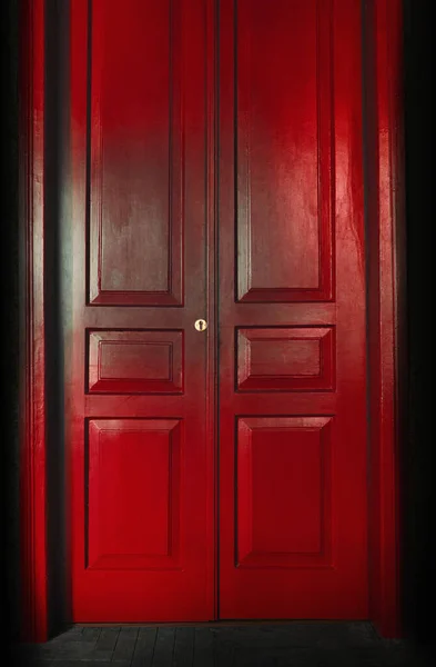 Czerwone Masywne Zabytkowe Drzwi Wewnątrz Stara Koncepcja Wnętrza — Zdjęcie stockowe