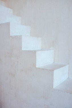 Beyaz merdivenler ve kapalı bir duvar. İç, kariyer, hareket, büyüme, düşüş konsepti